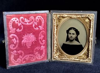 RARE 1/9 PLATE AMBROTYPE - AN UNBELIEVABLY GORGEOUS YOUNG LADY - IN FULL CASE 2