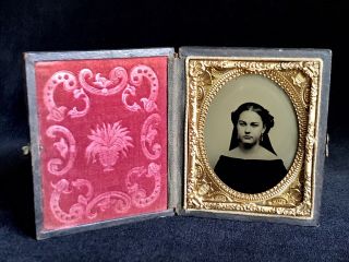 RARE 1/9 PLATE AMBROTYPE - AN UNBELIEVABLY GORGEOUS YOUNG LADY - IN FULL CASE 4