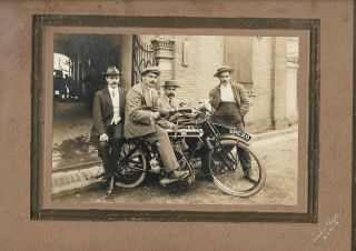 China,  Hong Kong:1915 Photo Of 4 Greeks,  & A Motorcycle Made By Hankow Photo Co