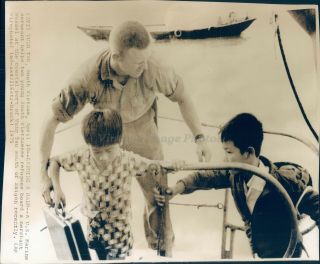 1975 Photo Vietnam War Us Marine Sergeant South Refugees Merchant Vessel Vung