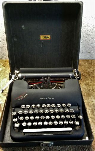 Vintage Smith Corona Clipper Typewriter And Case Portable