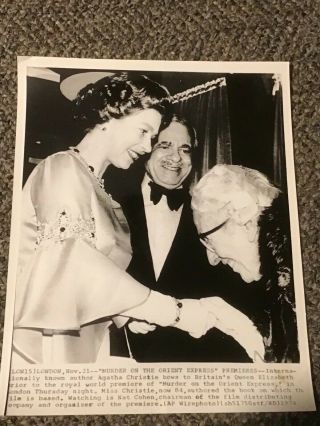 1974 Press Photo Agatha Christie Bows Queen Elizabeth Murder On Orient Express