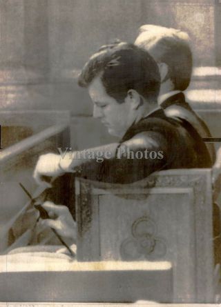 1968 Press Photo Politics Senator Edward Kennedy Ted Crucifix St Patricks 6x8