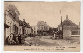 Cpa - Hallencourt (somme) - Rue De La Republique: France Postcard (c45248)
