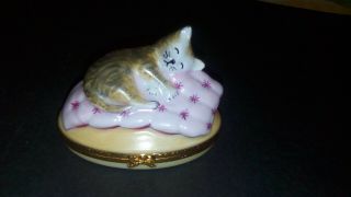 ARTORIA LIMOGES DUBARRY CAT ON PILLOW TRINKET BOX.  NUMBERED 16/1000 S.  L EX COND. 3