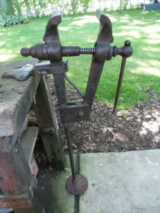 Old Blacksmith/anvil/forge 51 Lb.  Post Leg Vise W/very Good 5 " Jaws