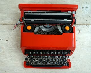 Olivetti Valentine Typewriter With French Keyboard And Case