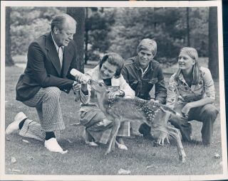 1976 Photo First Family Leisure Feed Baby Deer Ford Gerald President Political
