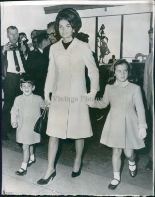 1965 Press Photo Politics Jacqueline Kennedy Children John Caroline Family 6x8