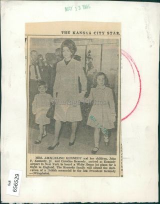 1965 Press Photo Politics Jacqueline Kennedy Children John Caroline Family 6X8 2