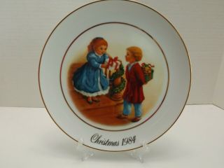 Christmas 1984 " Celebrating The Joy Of Giving " Collector Plate Avon - 22k Gold