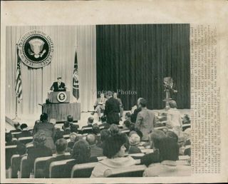 1961 Press Photo President Jfk John F Kennedy Wa Newsmen Us Flag Politics 8x10