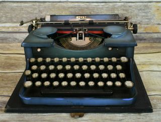 Vintage Royal Model P Portable Typewriter Blue W.  Case P237778