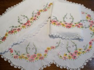 3pc Set Vintage Matching Hand Crochet Embroidered Pillowcases Dresser Scarf 2