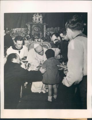 1945 Photo His Holiness Pope Pius Xii Handing Rome Orphans Vintage Image
