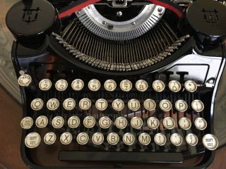 Gorgeous Underwood Portable Typewriter made 1933 3