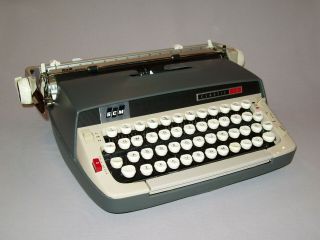 Old Vtg 1960s Smith Corona Classic Twelve Typewriter Portable W/case Great