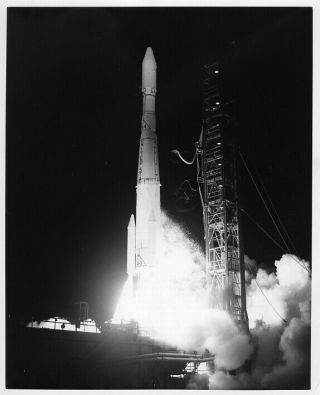 Delta / Orig Nasa 8x10 Press Photo - Satellite Launch From Pad 17b