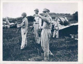 1945 Press Photo Military General Douglas Macarthur Philippine Islands 6x8
