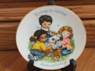 Avon 1989 Mothers Day Porcelain Plate,  22k Gold Trim,  " Loving Is Caring " Euc