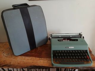 Vintage Olivetti Lettera 32 Typerwriter With Case
