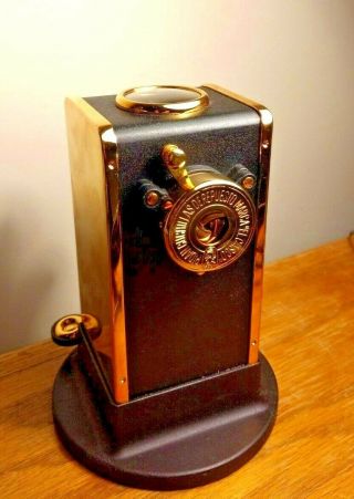 El Casco Desktop Pencil Sharpener - Gold/black