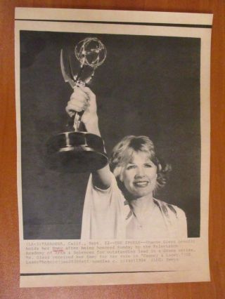 Vtg Ap Wire Press Photo Sharon Gless Holds Up Her Emmy Cagney & Lacey 9/22/86