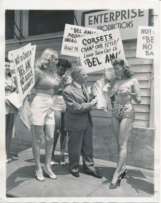 Marie Wilson & Friends 1946 Sexy Cheesecake Press Photo Protesting A Movie Vv