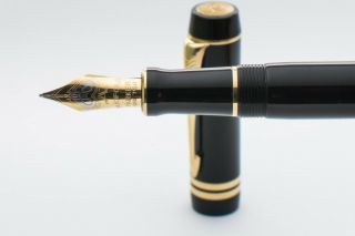 Parker Duofold International Black Fountain Pen With Gold - Plated Trim.