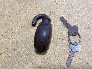 Antique Yale & Towne Mfg.  Co.  Padlock No.  326 with Keys 5