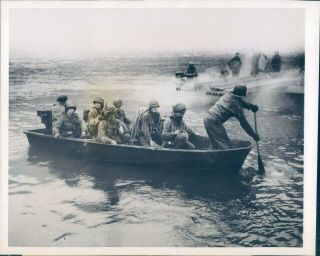 1945 Press Photo Military Ww2 Germany Army Troops Boats Moselle River 7x9