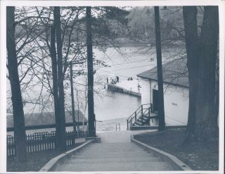 1962 Press Photo Landscape Walden Pond Concord Lean Hill Top Water Vintage 7x9
