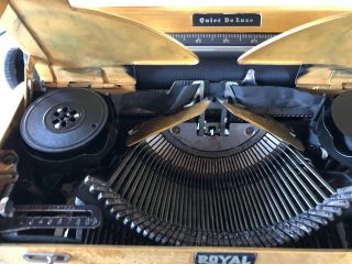Vintage 1949 Royal Quiet Deluxe Typewriter with Case 4