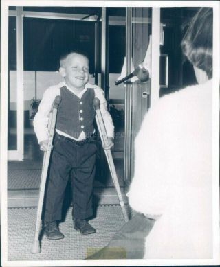 Press Photo Child Crutches Vintage Exercise Door Historic 8x10