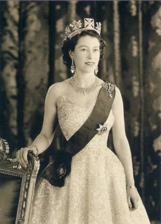 Queen Elizabeth Ii Photographed In 1953 - Single Postcard