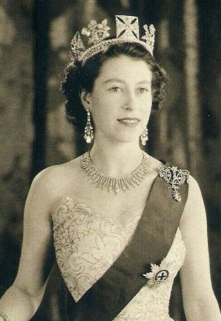 Queen Elizabeth II Photographed in 1953 - Single postcard 2