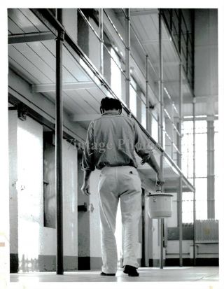 1959 Press Photo Crime Dedham Ma Jail Prisoner Slop Bucket Norfolk Worker 7x9