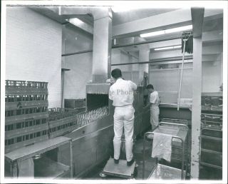 1970 Press Photo Business Monroe Reformatory Mess Hall Dishwasher Workers 8x10