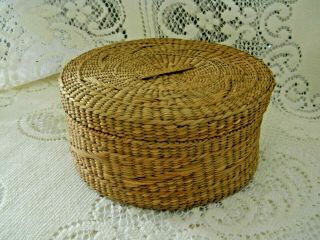 Vintage Set of 3 Nesting Baskets with lids Made of Sweet Grass 2
