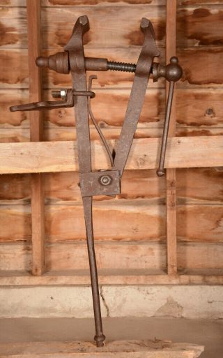 Vintage Columbian Blacksmith Post Vise Tool 4 - 1/2 " Jaw 6 - 1/2 " Opening 60 Pounds