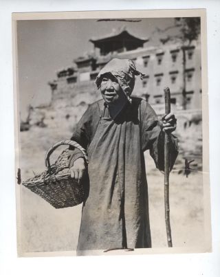 1935 Press Photo Chinese Beggar Woman Manchukuo By Julien Bryan 7x9 China Temple