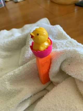 RARE VINTAGE BABY CHICK PEZ WITH NO HAT & NO FEET 2