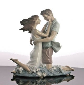 Lladro The Thrill Of Love Figurine 8473 Couple At Beach