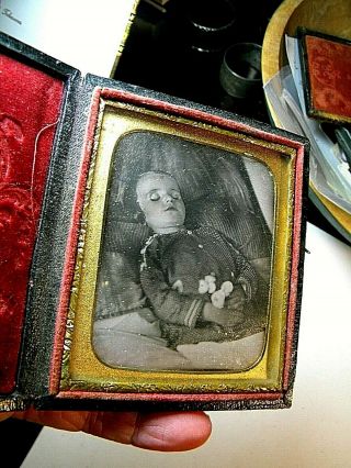 1/6 Plt Dag - Post Mortem,  Young Girl in Coffin Holding Flowers 2