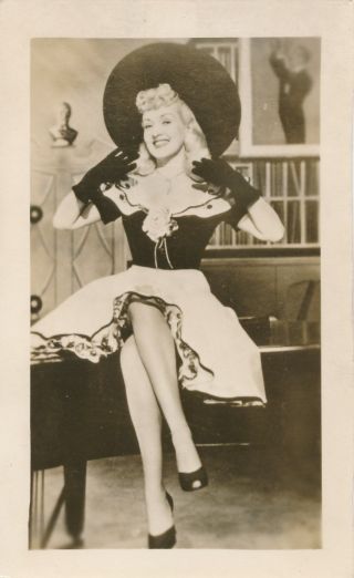 Betty Grable 1940s Vintage 2.  5x4 B&w Press Photo 0018