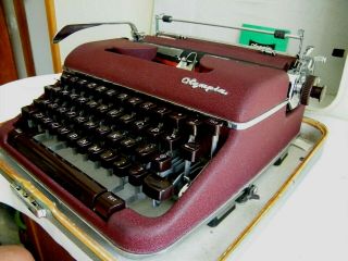Vintage Olympia Deluxe Portable Typewriter SM4 w/ 2 - Tone Case Maroon 2