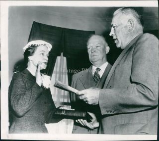 1953 Press Photo Politics Oveta Culp Hobby Eisenhower Frank Sanderson Oath 7x7