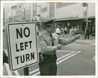 1968 Press Photo Police Pete Falgiatore Officer Downtown Traffic Miami Fl 8x10