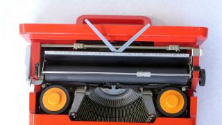 Vintage Mid Century Valentine Olivetti Portable Typewriter W/ Case Modern 1969 8