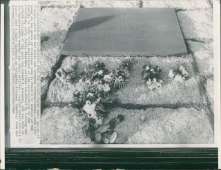 1968 Wire Photo President Jfk John F Kennedy Wa Flowers Roses Grave Cross 6x8